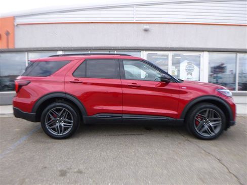 Used 2025 Ford Explorer ST-Line w/ ST-Line Street Pack AWD/4WD image 4