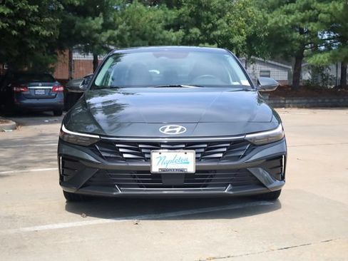 Certified 2025 Hyundai Elantra Limited FWD image 3