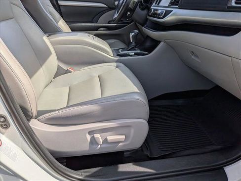 Used 2019 Toyota Highlander XLE image 19