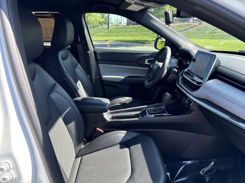 Certified 2025 Jeep Compass Latitude image 23