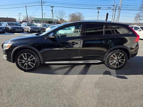 Used 2017 Volvo V60 T5 Cross Country w/ Convenience Package image 6