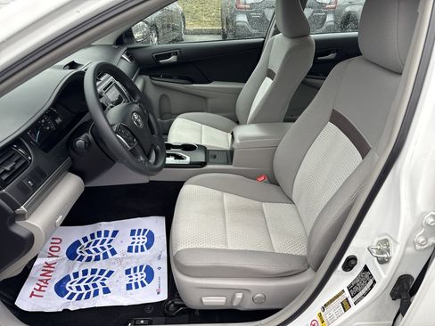 Used 2014 Toyota Camry L image 19