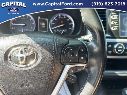 Used 2017 Toyota Highlander SE FWD image 24