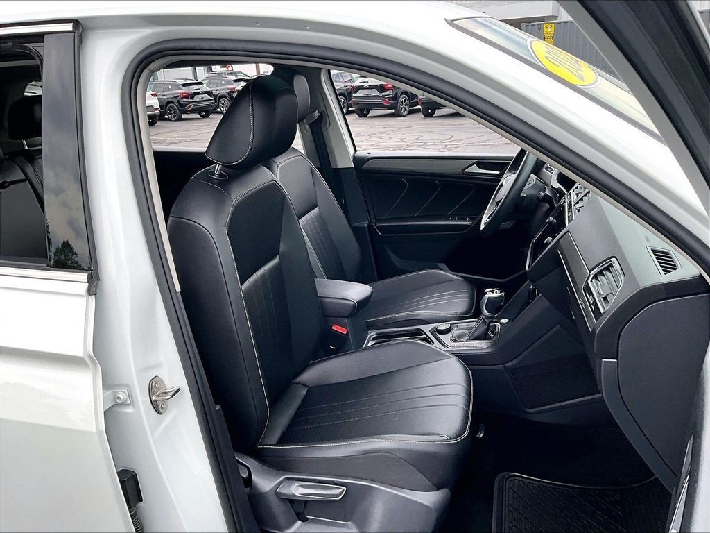 Used 2023 Volkswagen Tiguan SE AWD/4WD image 11