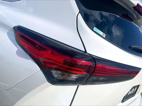 Used 2021 Toyota Highlander LE FWD image 30