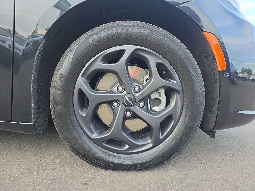 Used 2023 Chrysler Pacifica Limited w/ S Appearance Package FWD image 9