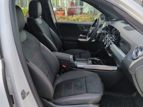 Used 2024 Mercedes-Benz EQB 300 4MATIC image 31