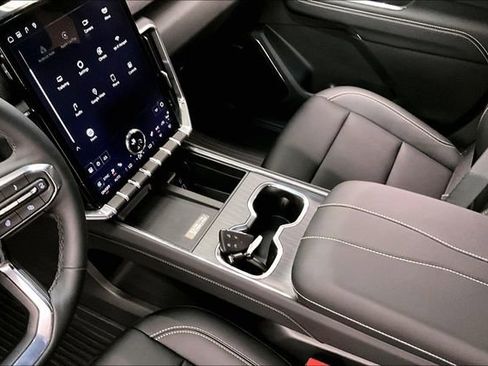 Used 2025 GMC Acadia Elevation w/ Elevation Premium Package image 17