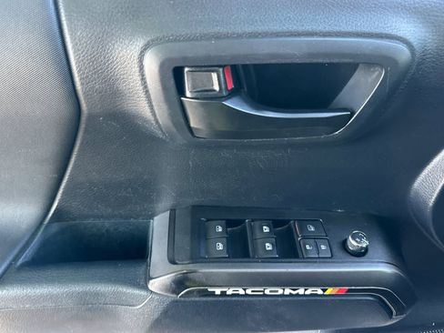Used 2018 Toyota Tacoma TRD Sport w/ Technology Package RWD image 15