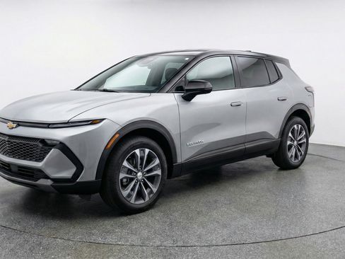 Used 2025 Chevrolet Equinox LT image 3