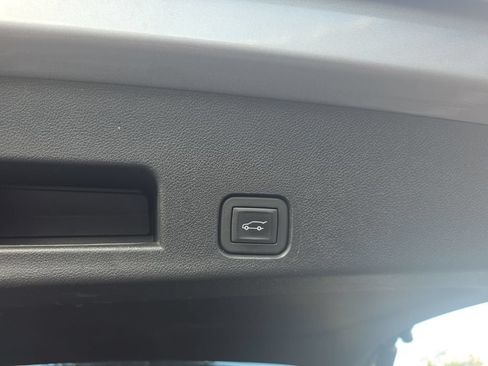 Used 2025 Chevrolet Traverse LT FWD image 23