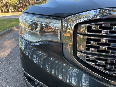 Used 2019 GMC Acadia Denali w/ Technology Package AWD/4WD image 10