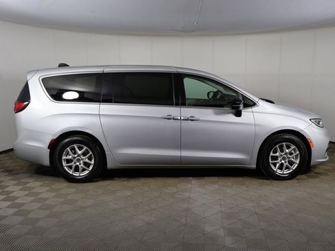 Used 2024 Chrysler Pacifica Touring-L image 15