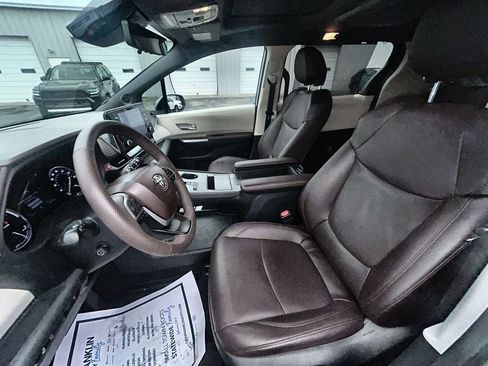 Used 2023 Toyota Sienna Platinum FWD image 15