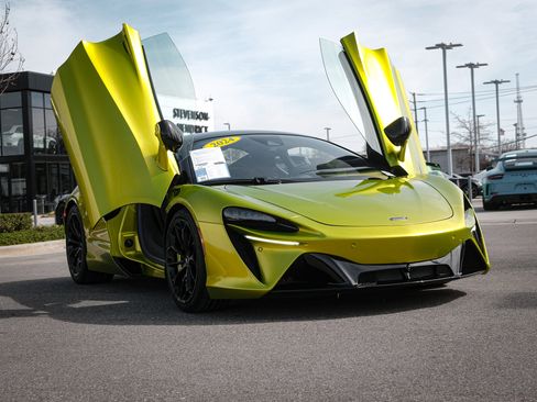 Used 2024 McLaren Artura image 2