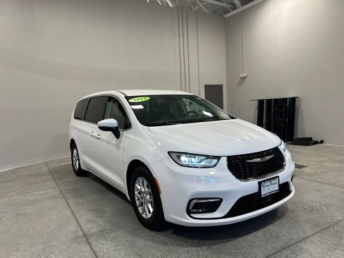 Used 2023 Chrysler Pacifica Touring-L FWD image 4
