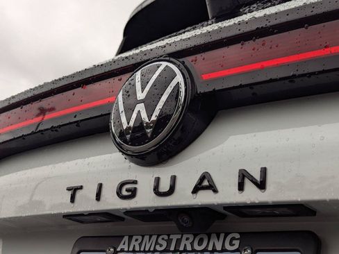 Used 2025 Volkswagen Tiguan SE R-Line AWD/4WD image 30