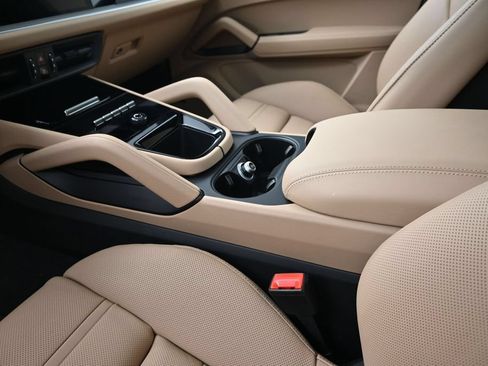 Certified 2026 Porsche Cayenne E-Hybrid Coupe AWD/4WD image 22