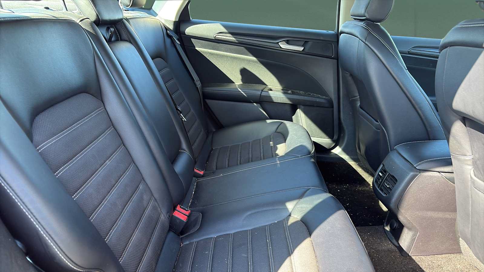Used 2018 Ford Fusion SE w/ Equipment Group 201A FWD image 5