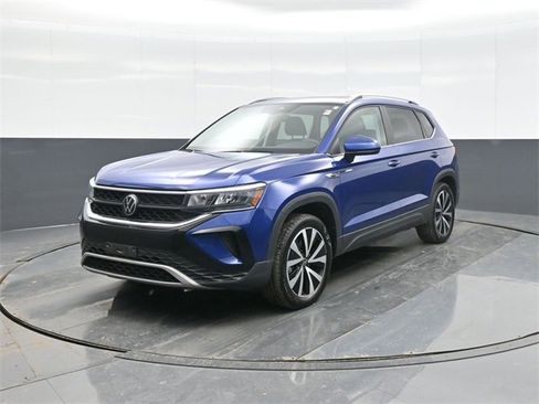 Used 2023 Volkswagen Taos SE w/ Panoramic Sunroof Package image 3