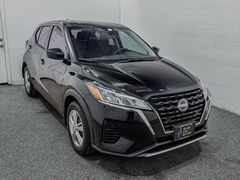 Used 2024 Nissan Kicks S image 2