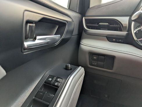 Used 2022 Toyota Highlander XLE AWD/4WD image 18