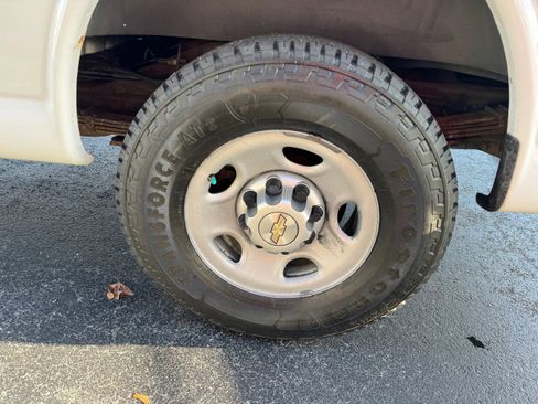 Used 2012 Chevrolet Express 3500 image 32