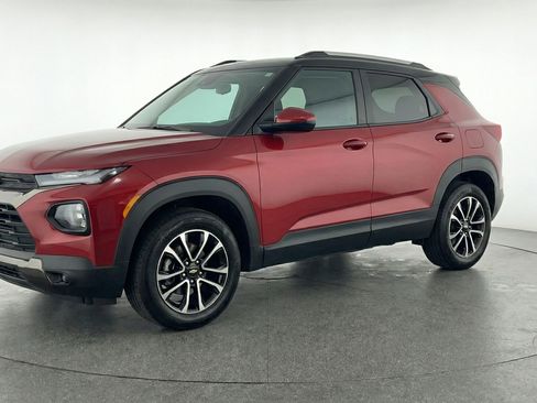 Used 2025 Chevrolet TrailBlazer LT image 3