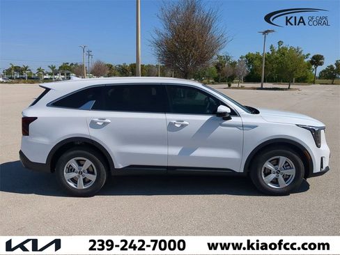 Used 2025 Kia Sorento LX image 3