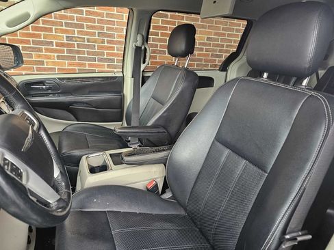 Used 2015 Chrysler Town & Country Touring-L w/ Driver Convenience Group FWD image 19