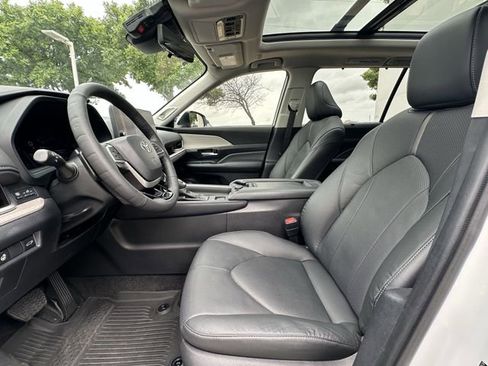 Used 2024 Toyota Grand Highlander AWD image 25