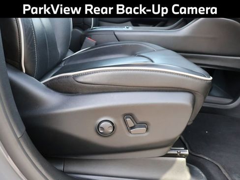 Used 2025 Chrysler Pacifica Limited image 13