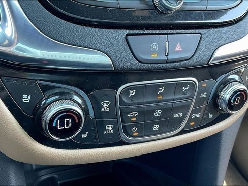 Used 2023 Chevrolet Equinox Premier image 21