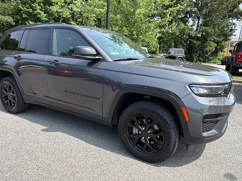 Used 2025 Jeep Grand Cherokee Altitude AWD/4WD image 5