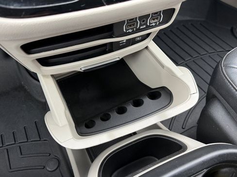 Used 2022 Chrysler Pacifica Touring-L image 30