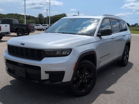Used 2023 Jeep Grand Cherokee L Laredo AWD/4WD image 12