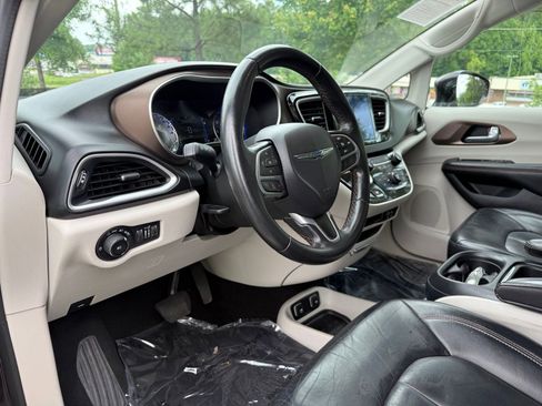 Used 2017 Chrysler Pacifica Touring-L FWD image 22