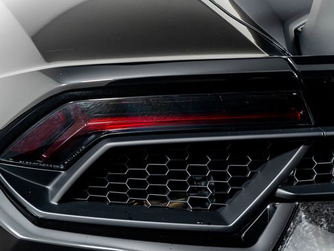 Used 2018 Lamborghini Huracan Performante AWD/4WD image 13