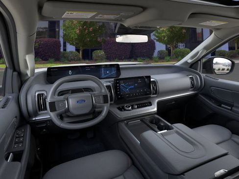 New 2026 Ford Expedition Active image 9