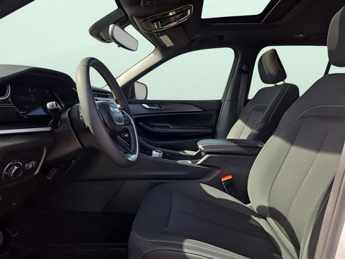 Used 2024 Jeep Grand Cherokee Laredo X image 13