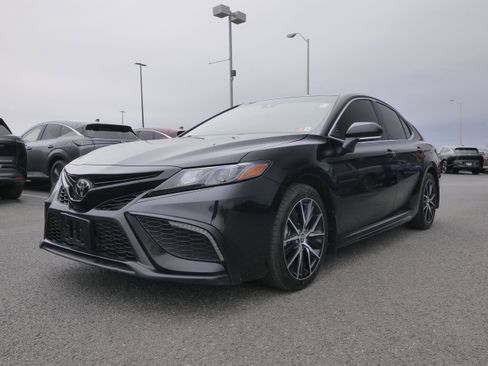 Used 2023 Toyota Camry SE image 4