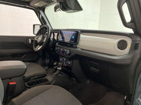 Used 2025 Jeep Wrangler Unlimited Sahara w/ Safety Group AWD/4WD image 23