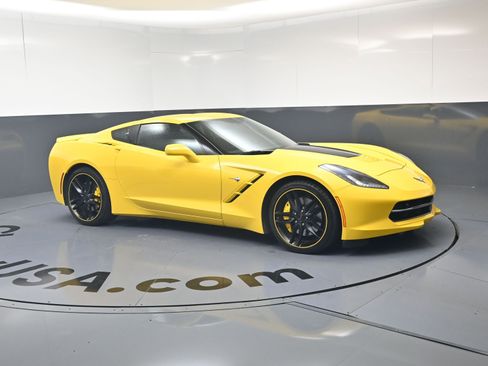 Used 2019 Chevrolet Corvette Stingray Coupe RWD image 2