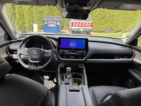 Used 2024 Toyota Grand Highlander Limited image 15