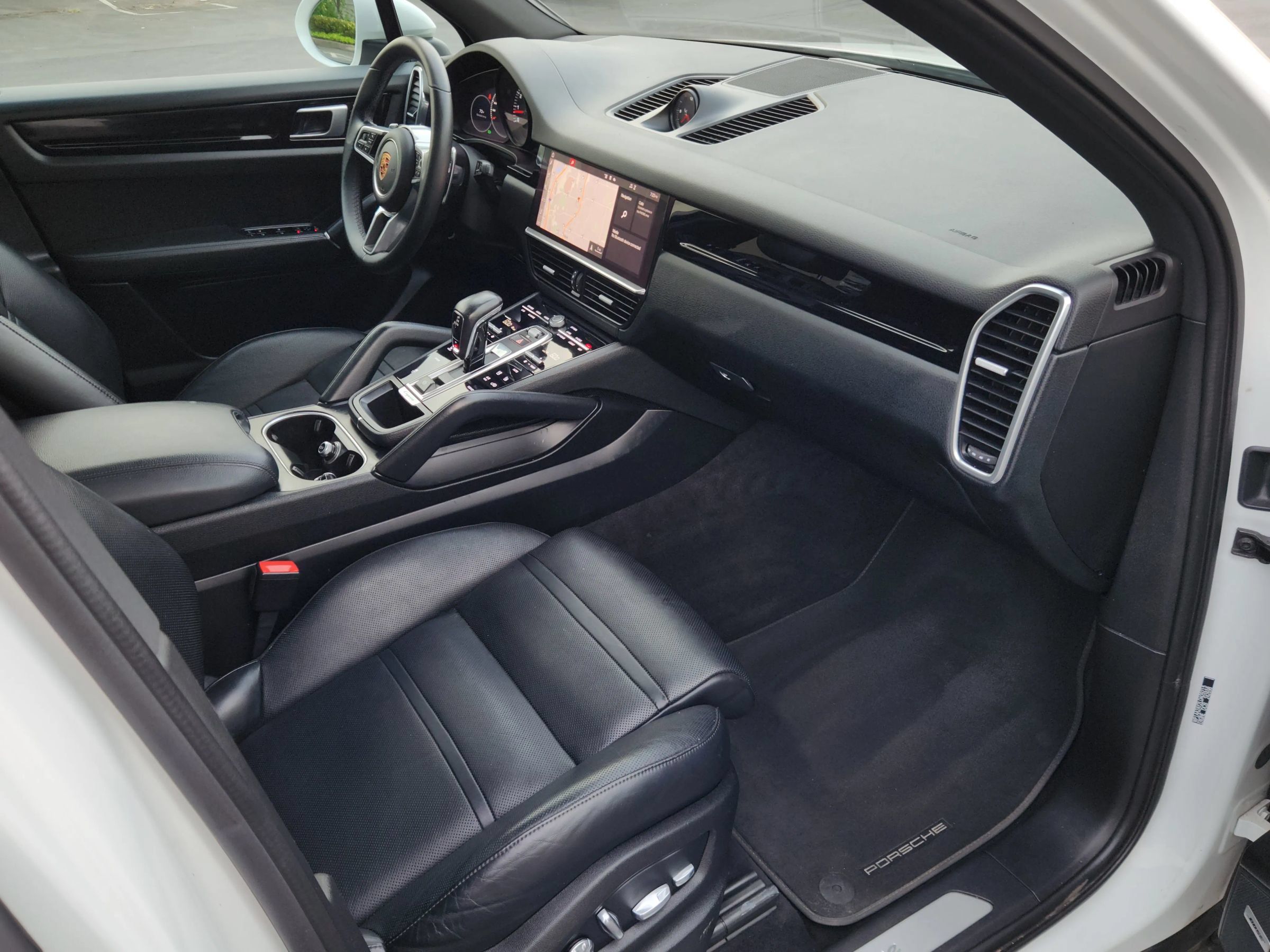 Used 2020 Porsche Cayenne w/ Premium Package Plus AWD/4WD image 22