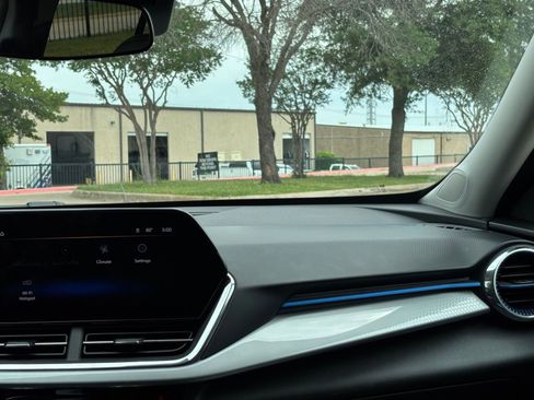 Used 2025 Chevrolet Trax LT image 35