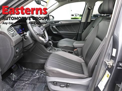 Used 2022 Volkswagen Tiguan SE w/ Panoramic Sunroof Package image 14