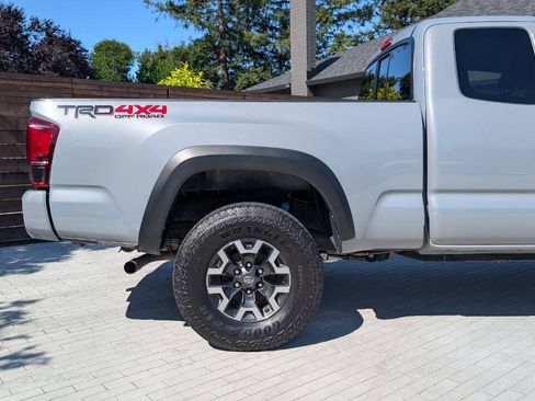 Used 2018 Toyota Tacoma TRD Off-Road w/ Technology Package AWD/4WD image 4