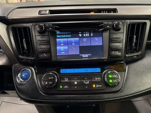 Used 2018 Toyota RAV4 LE AWD/4WD image 14