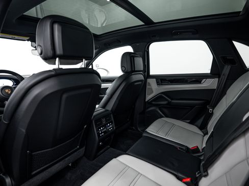 Certified 2025 Porsche Cayenne S AWD/4WD image 24